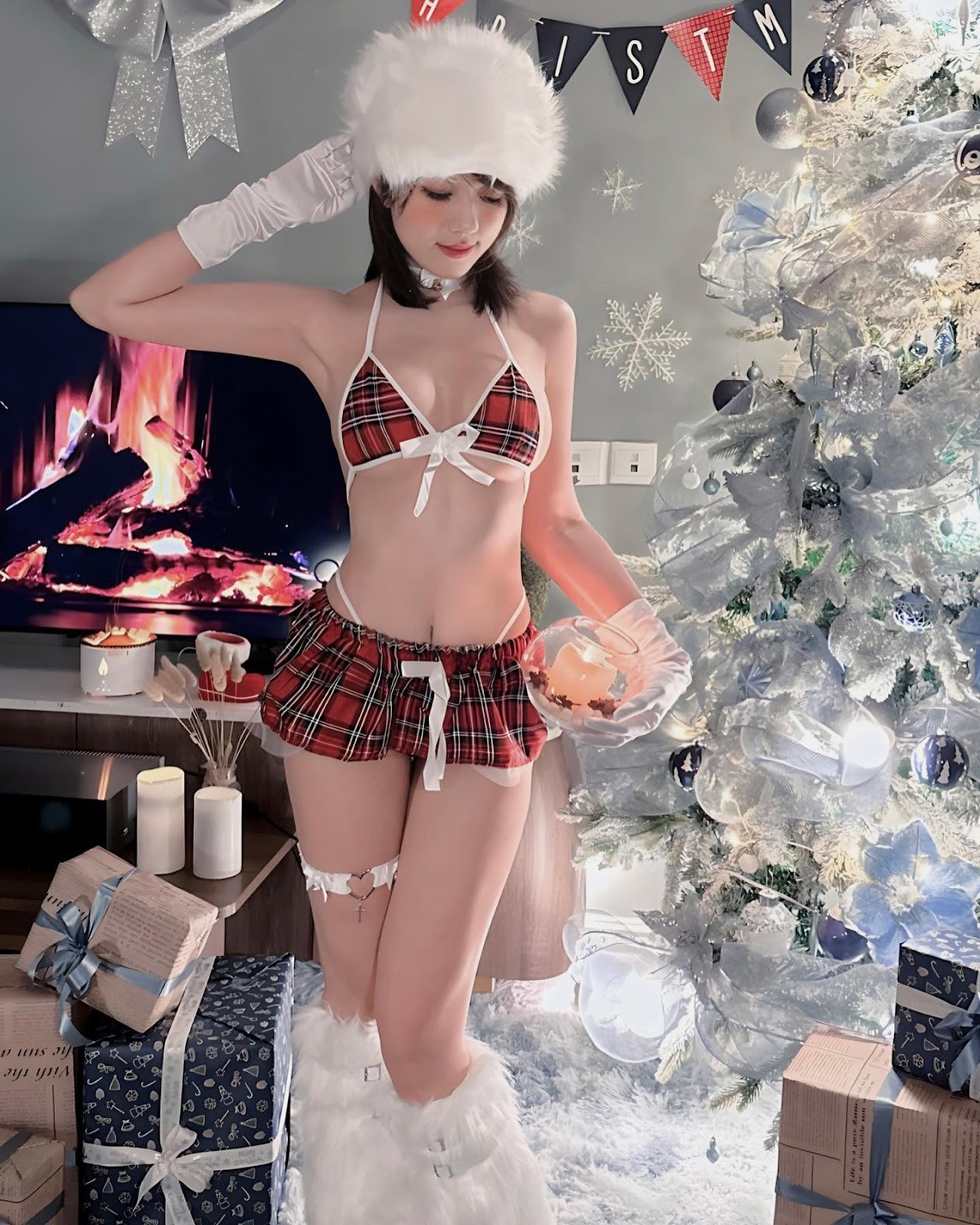 TiktokerHaKimLaAi QQLive Ứng dụng giải trí livestream chat với gái xinh anh ha kim mac bikini khoe body nong bong mat
