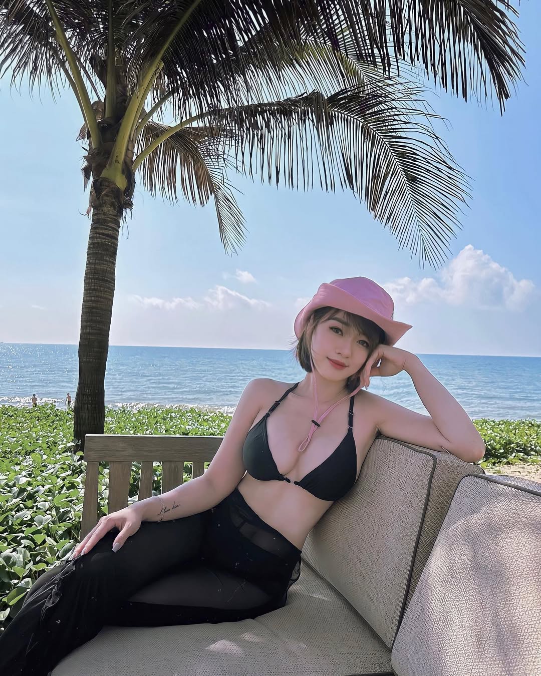 TiktokerHaKimLaAi QQLive Ứng dụng giải trí livestream chat với gái xinh anh ha kim mac bikini khoe vu to cang tron