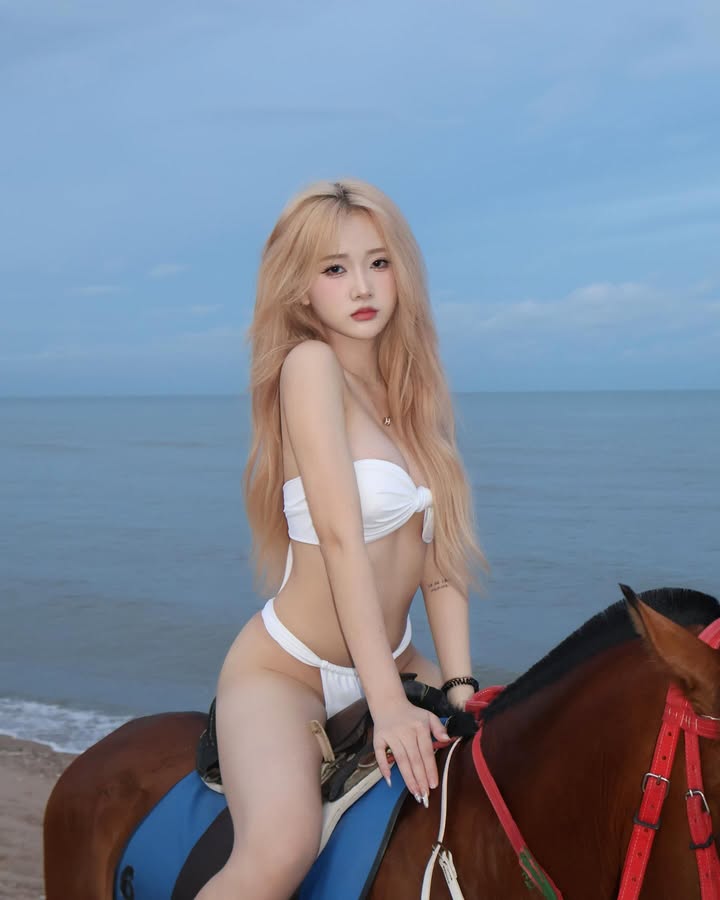 HotTiktokerDieuLinh38TrieuFollow QQLive Ứng dụng giải trí livestream chat với gái xinh anh dieu linh mac bikini tao dang cuc ky sexy