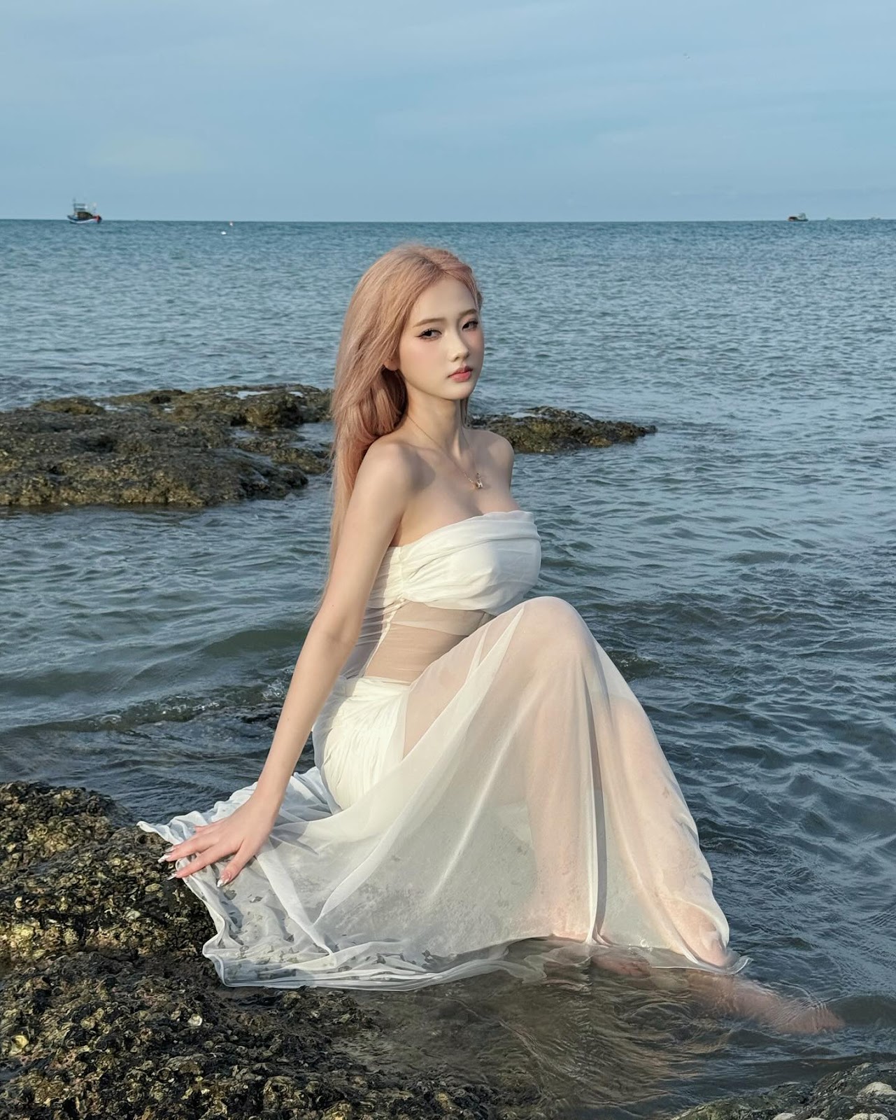 HotTiktokerDieuLinh38TrieuFollow QQLive Ứng dụng giải trí livestream chat với gái xinh anh dieu linh mac bikini tao dang sexy tren bien