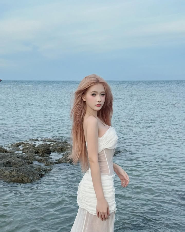 HotTiktokerDieuLinh38TrieuFollow QQLive Ứng dụng giải trí livestream chat với gái xinh anh dieu linh mac bikini vua xinh dep vua hap dan