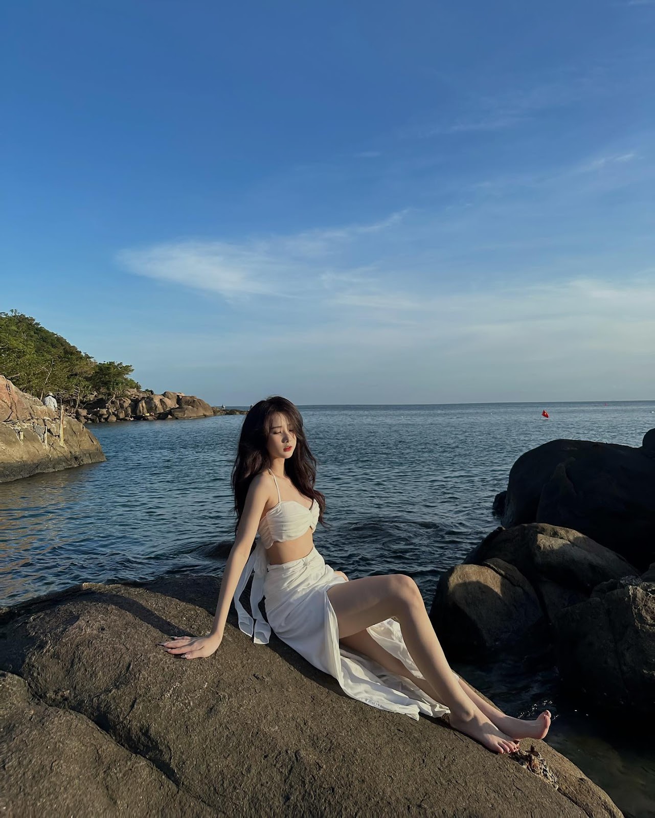 HotTiktokerDieuLinh38TrieuFollow QQLive Ứng dụng giải trí livestream chat với gái xinh anh dieu linh mac bikini day quyen ru tren bo bien