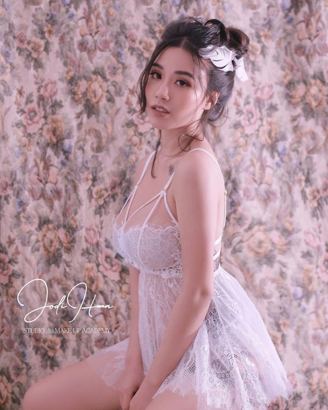 Linh Miu Và Bộ Ảnh Khoe Dâm Chất Hơn Nước Cất 14 QQLive Ứng dụng giải trí livestream chat với gái xinh linh miu14