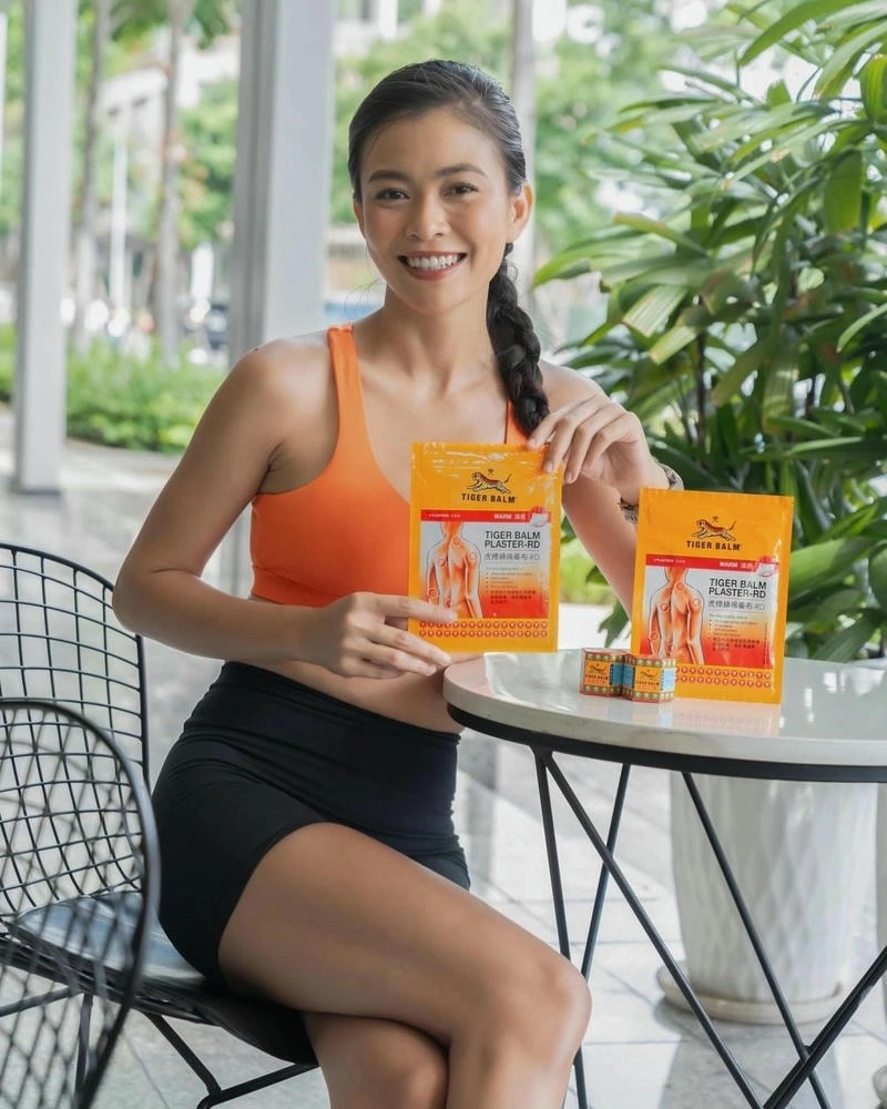 Mâu Thủy Hoàng Thùy thân thiết ở hậu trường