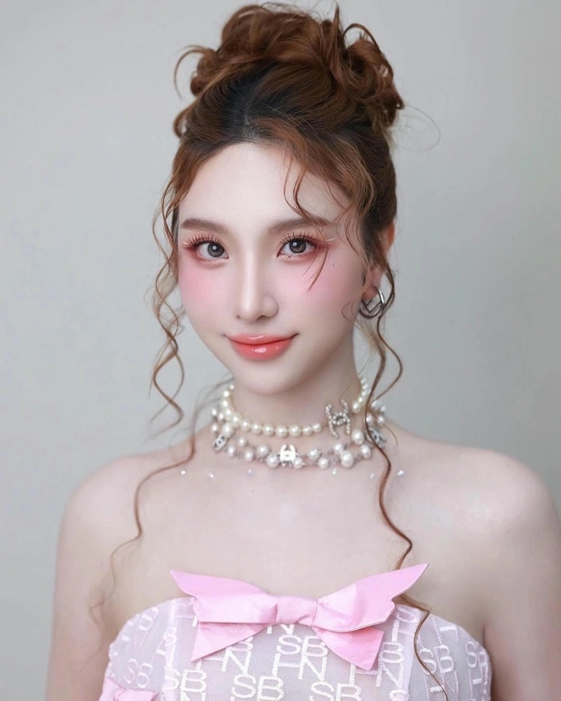 Cuộc sống đời thường của Hạnh Sino và học